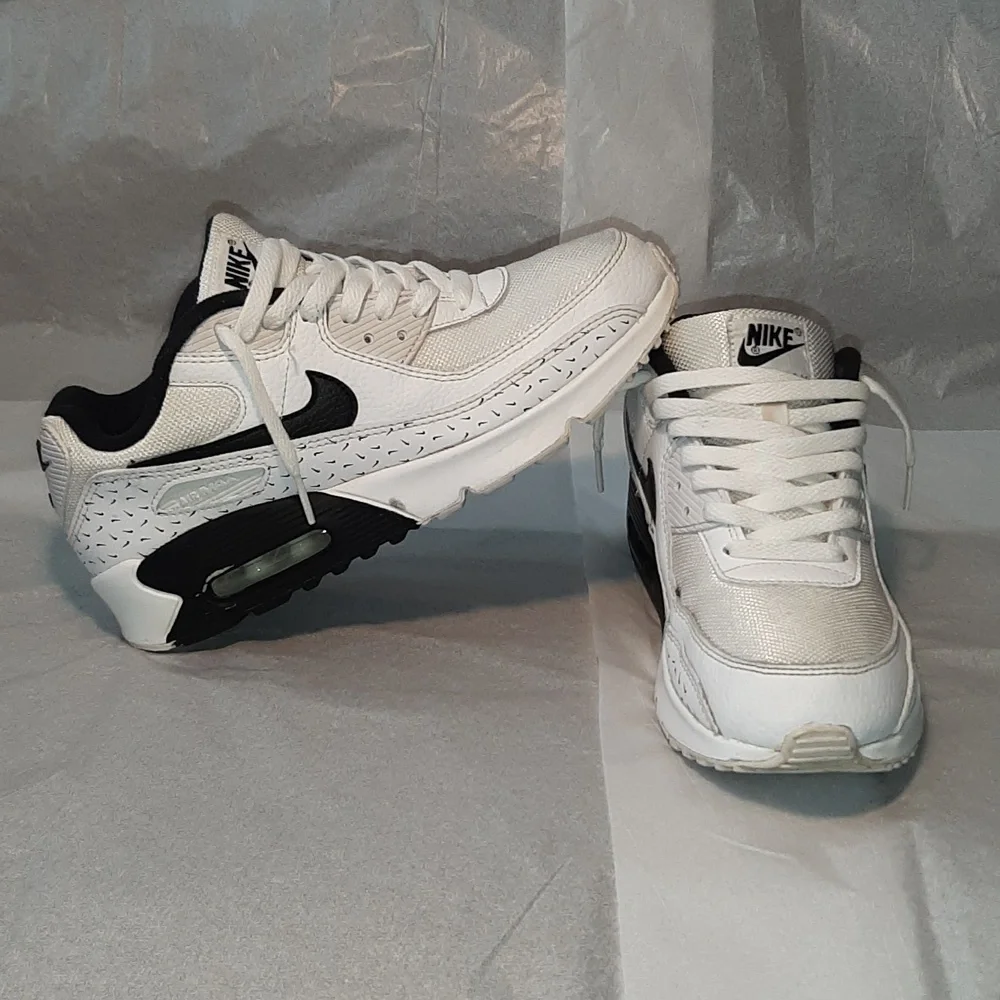 Nike Air Max 90 Retro Sneakers, 7Y = Women 8.5 = Men 7 - Picture 8 of 11